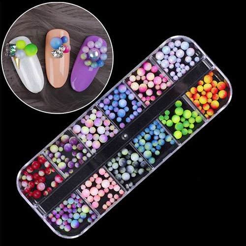 Bunte schimmernde Perlen zur Nagelverzierung